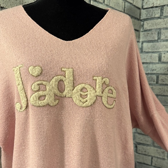 Chic Pink Sweater with Cream 'J'adore' Detail - Picture 3 of 9